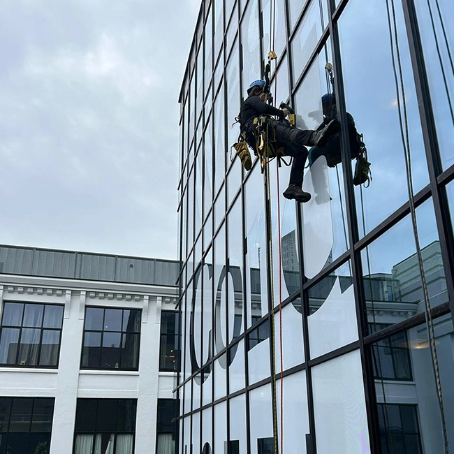 Raamstickers industrieel abseilen specialistisch hoogtewerk montage