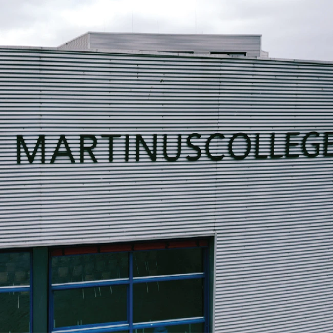 Gevelreclame op het schoolgebouw