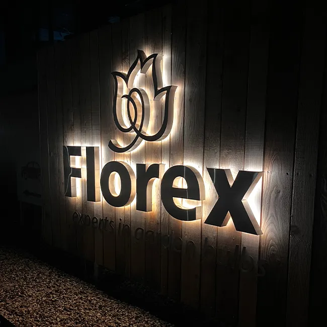 RVS freesletters van Florex op een bedrijfspand