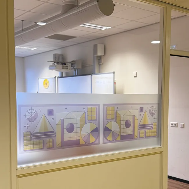 School expositieruimte leerlingwerk vitrinekast onderwijsomgeving