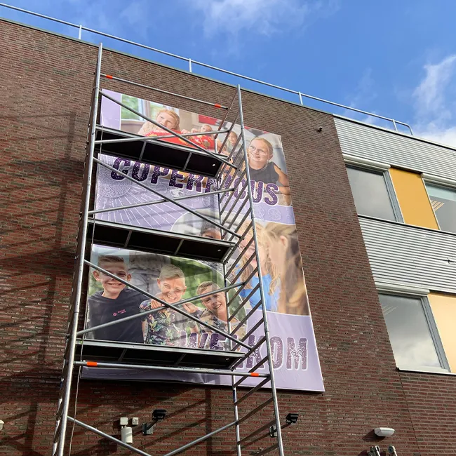 Spandoekframe met gevelbevestiging als buitenreclame bij appartementen