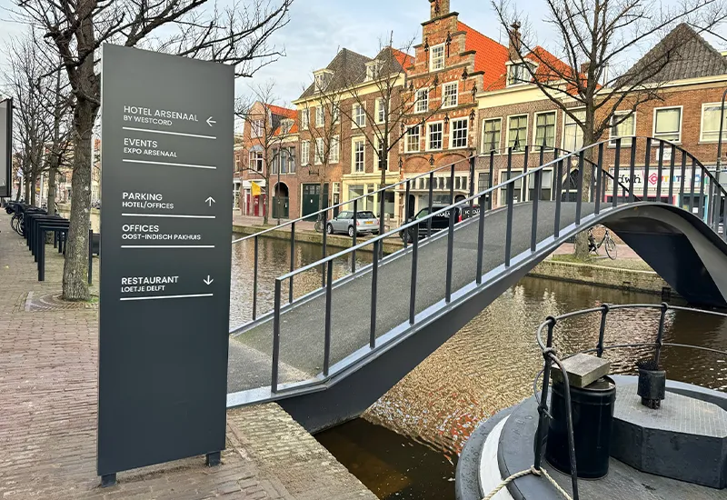 Stadsbewegwijzering delft informatiepaneel gracht - Interieur Sign Company