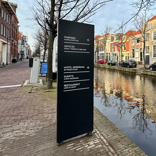 Routezuil in de binnenstad van Delft langs de gracht