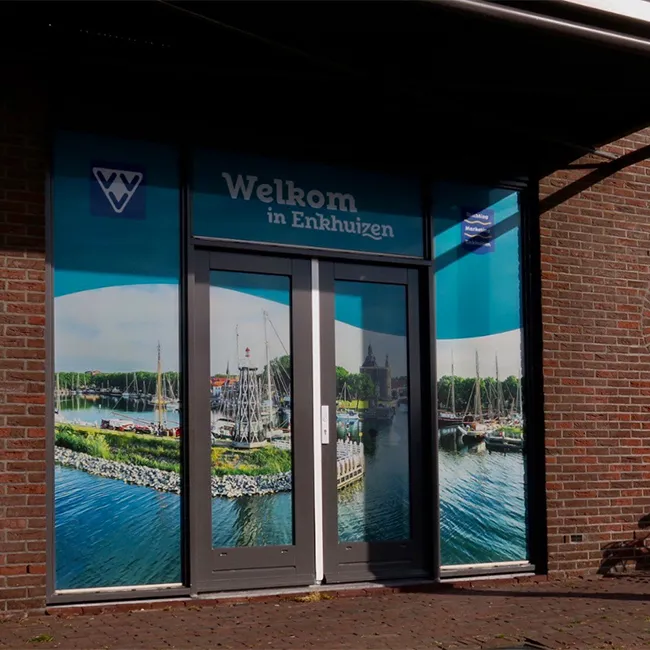 Vvv enkhuizen informatiecentrum glazen pui - Gevelreclame Sign Company