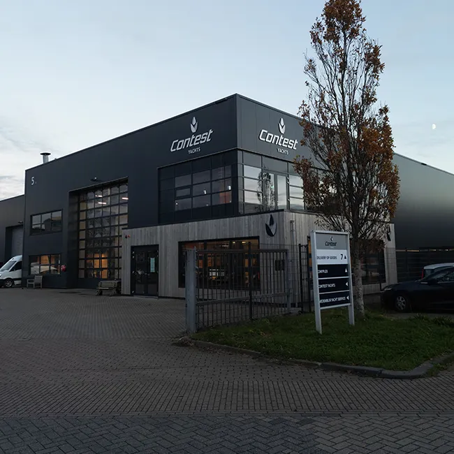 Contest Yachts buiten spandoekframe