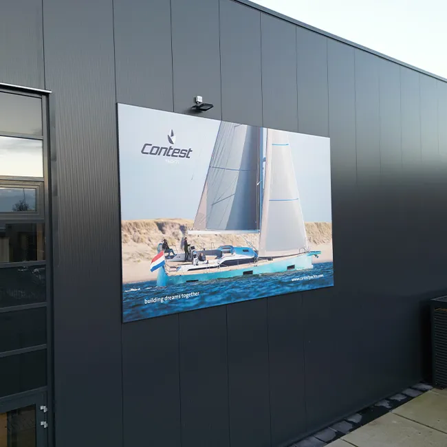 X-tense spandoekframe als gevelreclame op een bedrijfspand