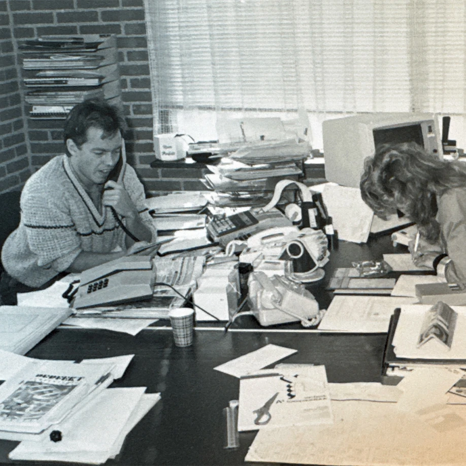 Handmatig ontwerpen van neonletters en signing in 1984