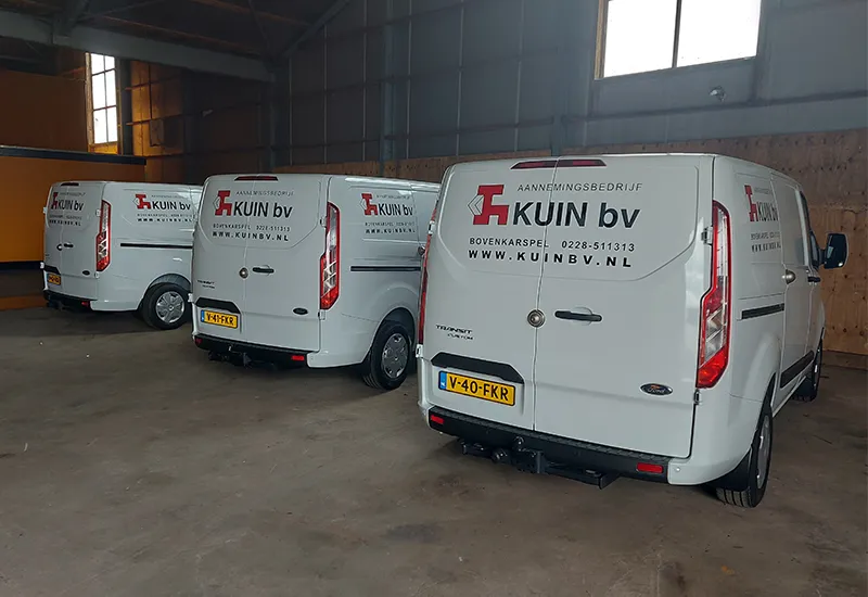 Bussen van een bouwbedrijf, bestickerd door Sign Company