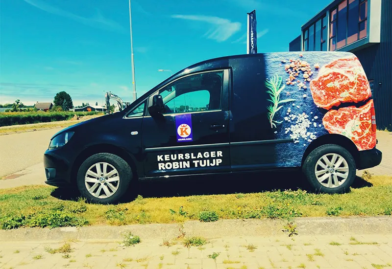 Bestelbus van de keurslager met halve wrap