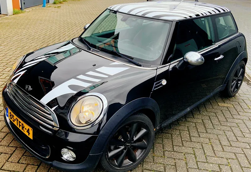 Mini met stickers op het dak
