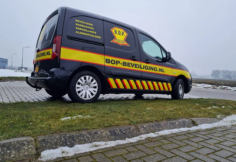 Opvallende bestickering op een auto