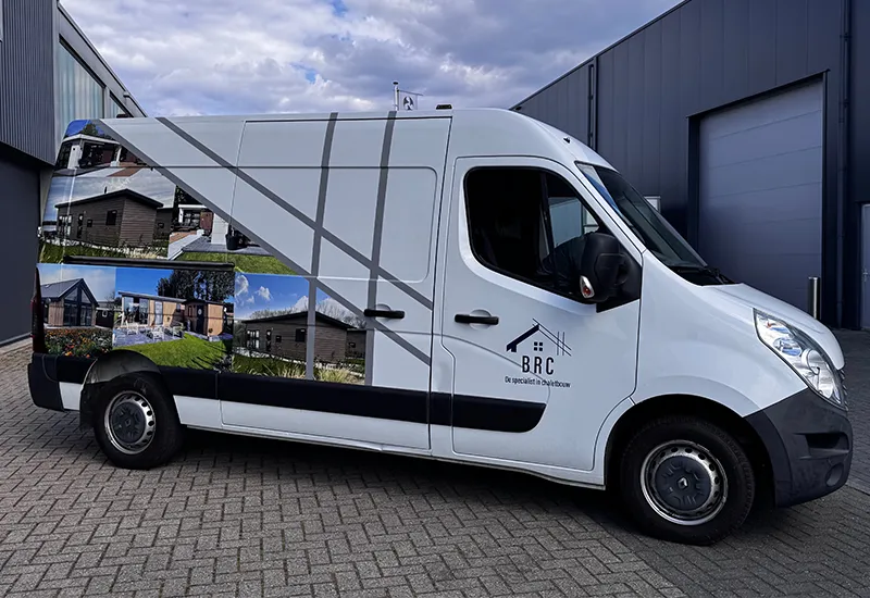 Opvallend bestickerde bedrijfsbus