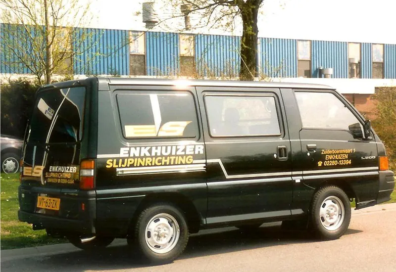 Oude autobelettering die verwijderd wordt door Sign Company