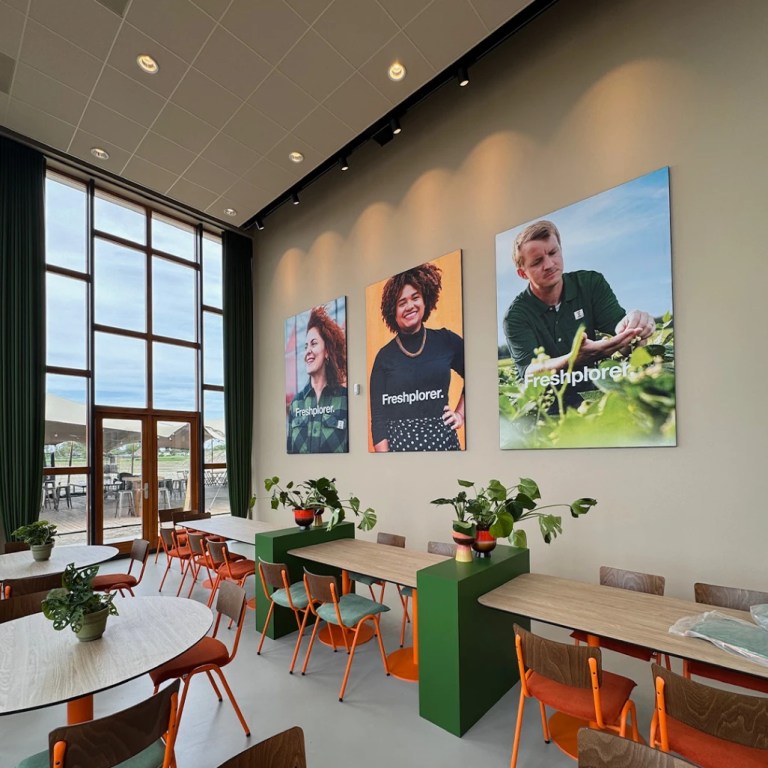 Textielframes als wanddecoratie in een bedrijfsinterieur