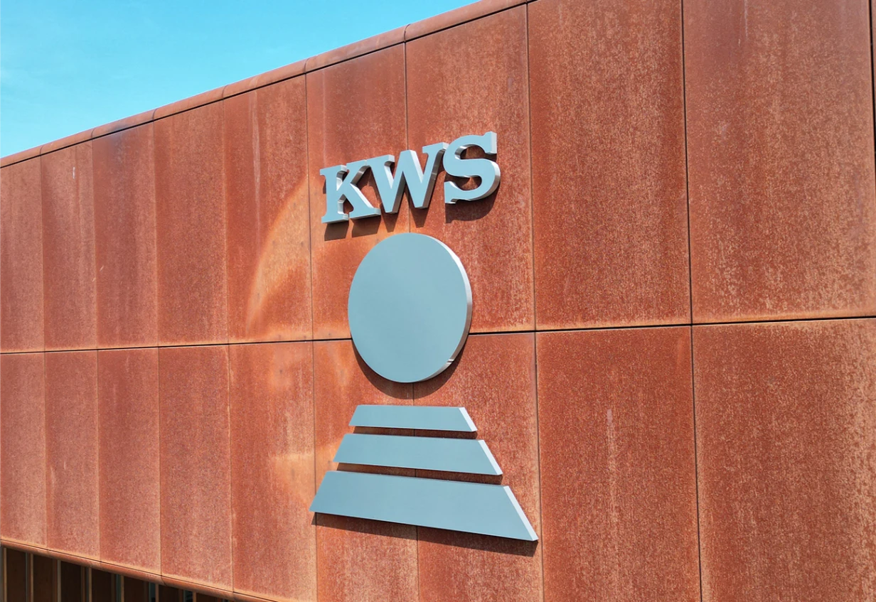 Gevelreclame en bewegwijzering KWS Vegetables Andijk