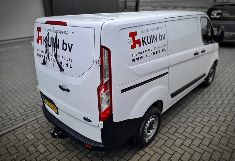 Bedrijfswagen belettering clean ontwerp - Autobelettering Sign Company