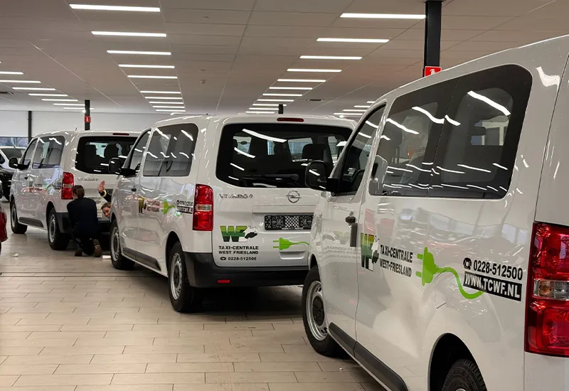 Bedrijfswagen met clean belettering in West-Friesland door Sign Company
