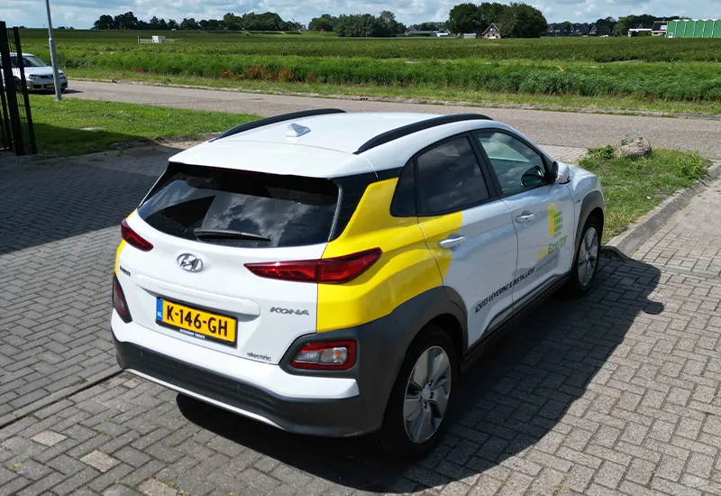 Bestelwagen met gele sticker-accenten in Lelystad