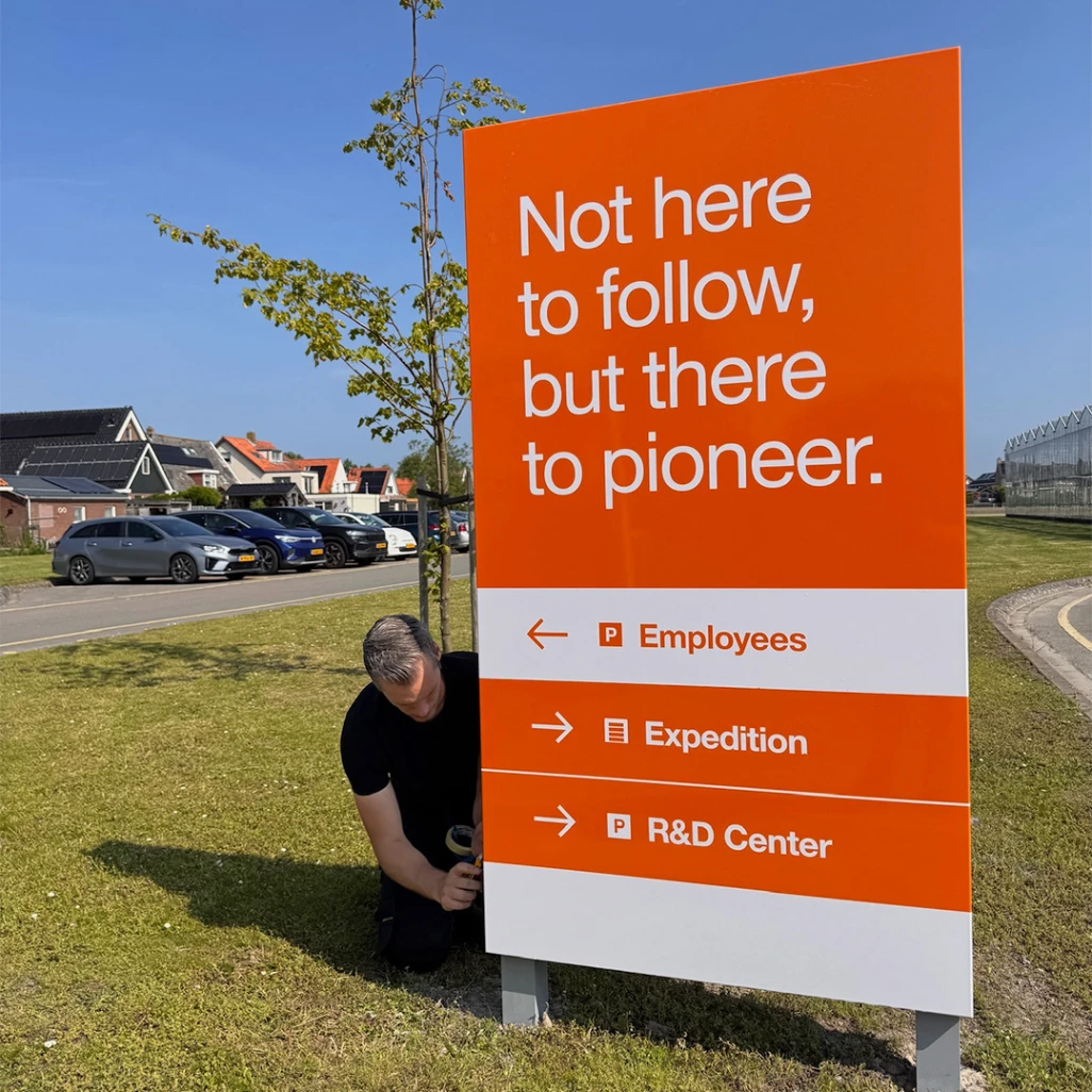 Bewegwijzering installatie proces Andijk door Sign Company Enkhuizen