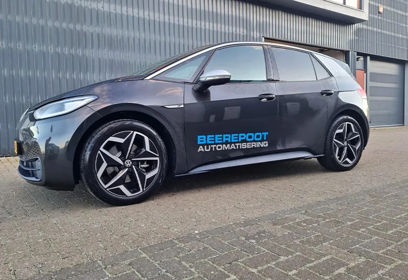 Grijze SUV met moderne autobelettering van Sign Company