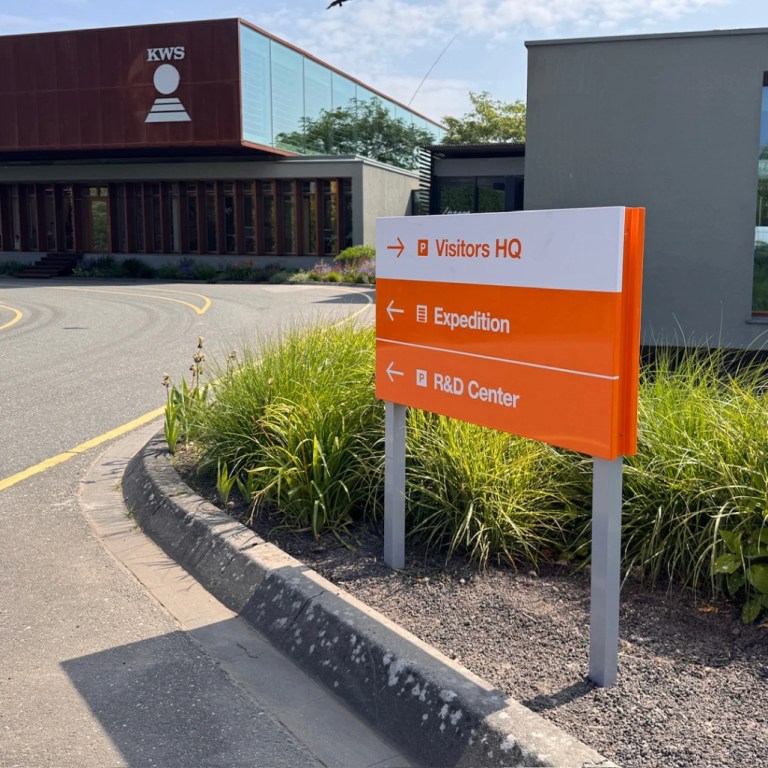 Maatwerk bewegwijzering bij KWS in Andijk