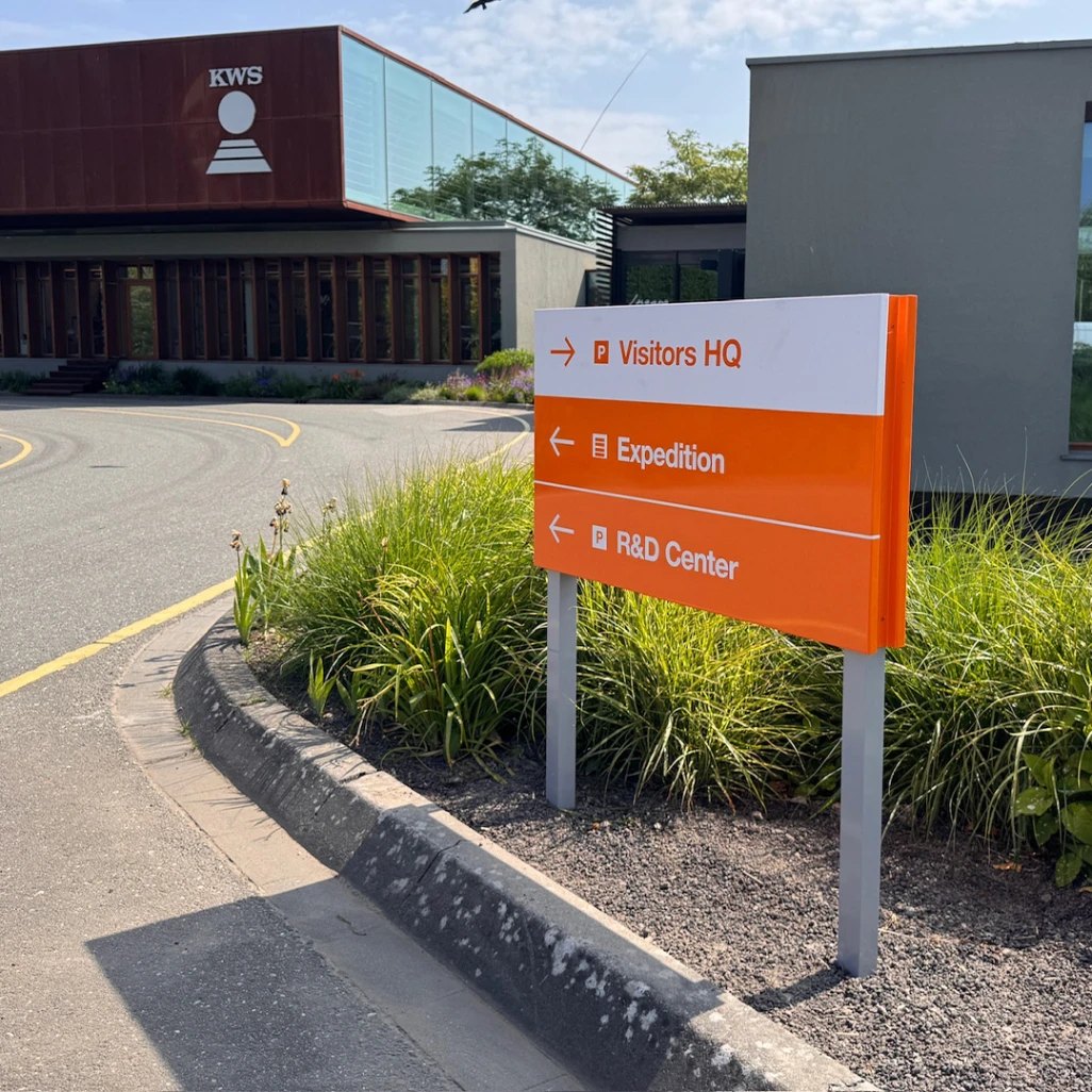 Maatwerk bewegwijzering project KWS Andijk afgerond Sign Company