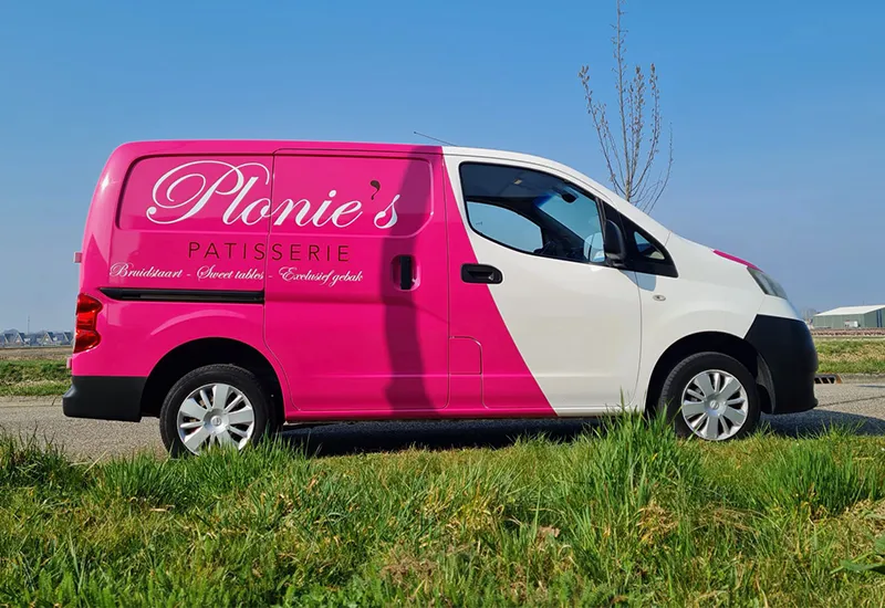 Roze bestelwagen van Plonies Patisserie