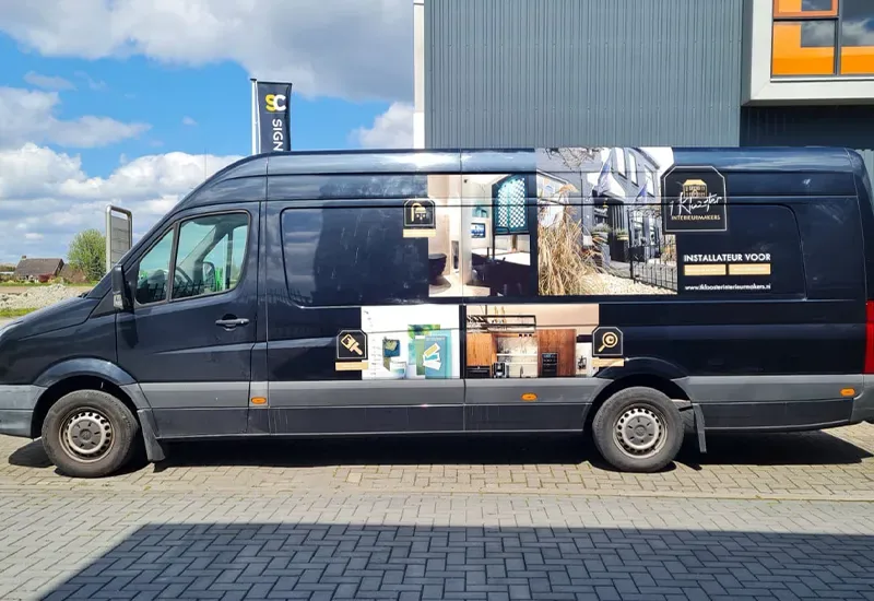 Donkere Mercedes Sprinter met een reeks geprinte fotovlakken over de zijkant