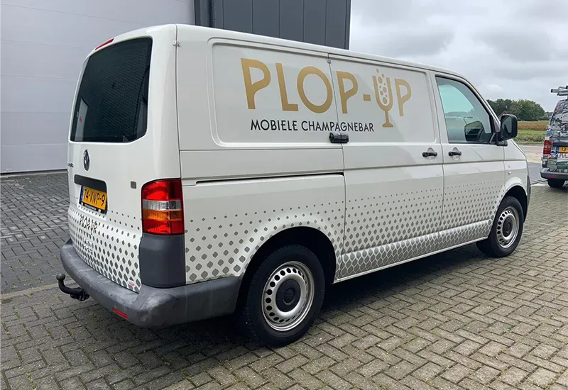 Witte Volkswagen Transporter met gouden belettering van Plop-Up mobiele champagnebar