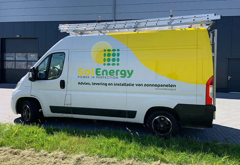 Witte personenauto met stijlvolle autobelettering in West-Friesland