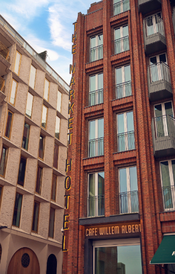 Lichtreclame van The Market Hotel in Groningen