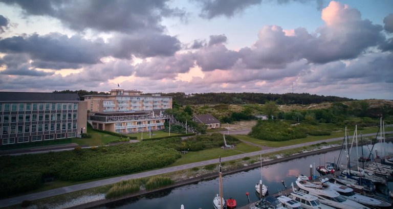 Signing van Hotel Schylge op Terschelling