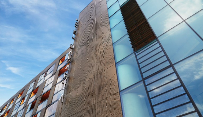 Gevelreclame van Hotel Jakarta in Amsterdam