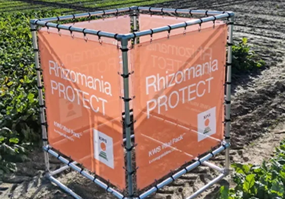 Groot bedrukt spandoek buiten