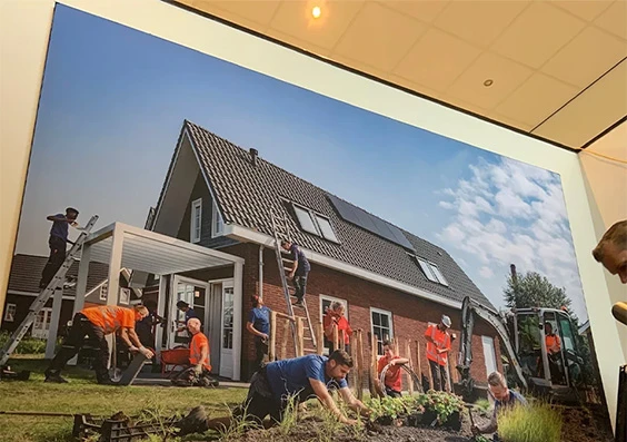 Textielframe met strak gespannen doek aan een wand