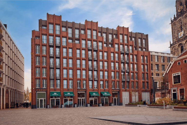 Gevelreclame van The Market Hotel in Groningen