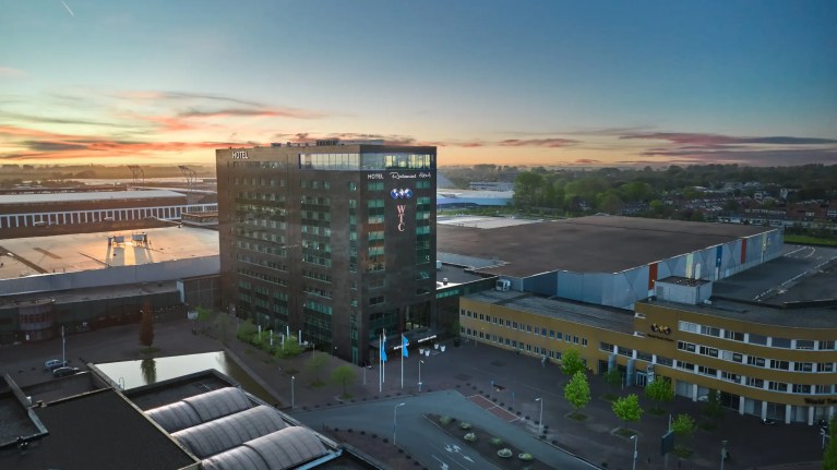 Signing van het WTC Hotel in Leeuwarden