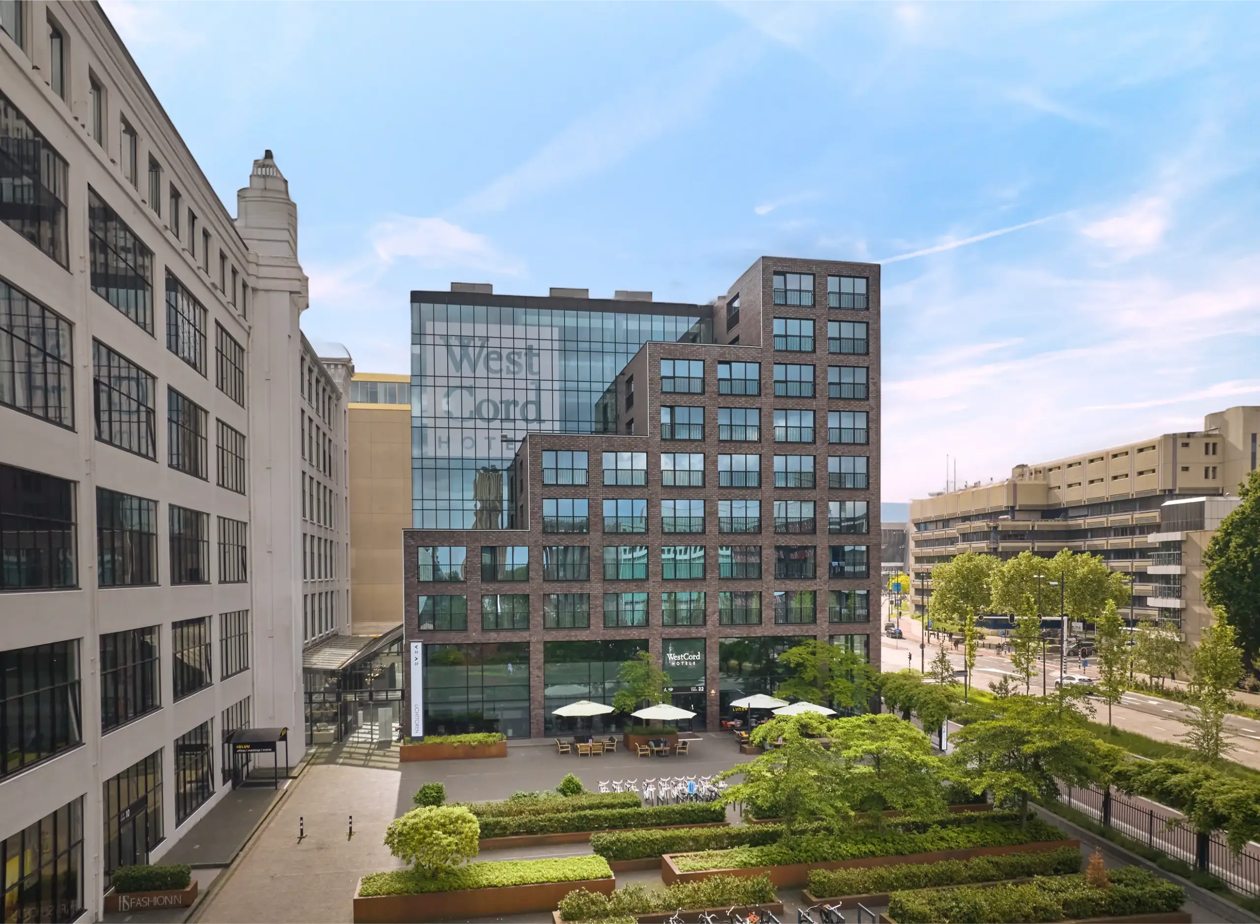 WestCord Hotel Eindhoven raamstickers aanbrengen door abseilers