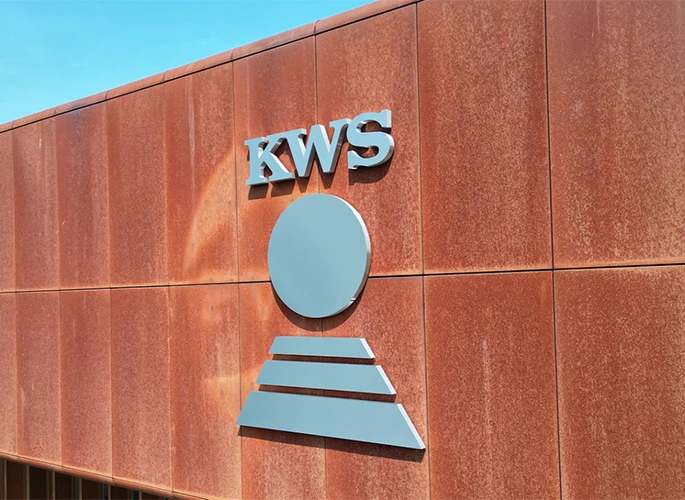 Gevelreclame van Sign Company bij KWS in Andijk