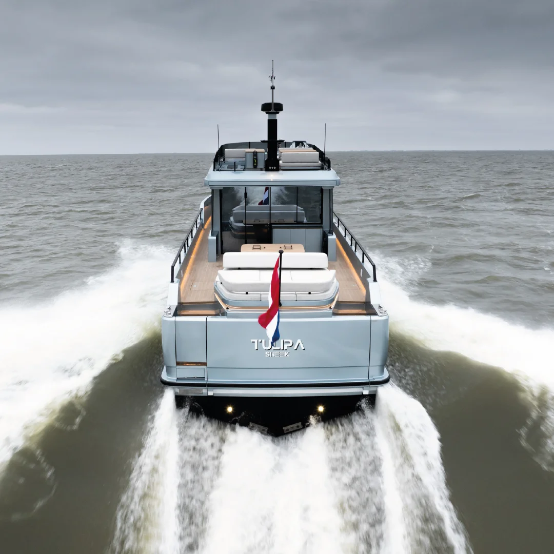 Motorjacht Tulipa uit Sneek vaart weg met bootnaam op de spiegel
