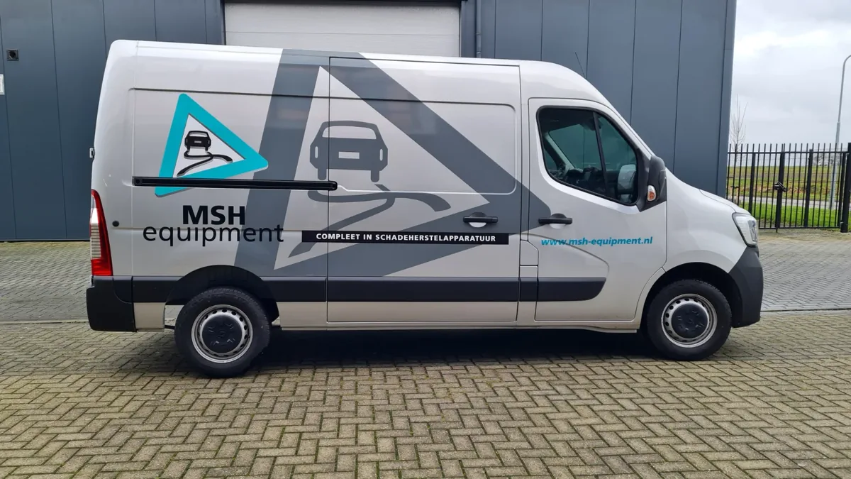 Witte Renault Master met een grijs vlak en het logo van MSH Equipment op de zijkant