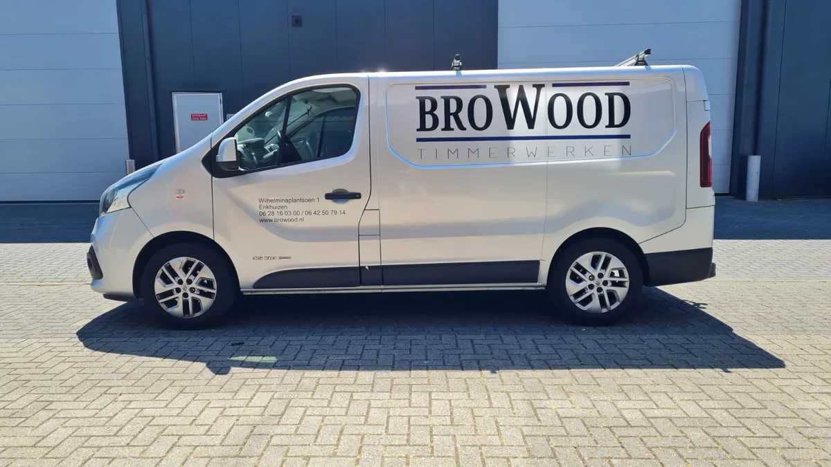 Witte Renault Trafic met de gesneden belettering BroWood Timmerwerken op de zijkant