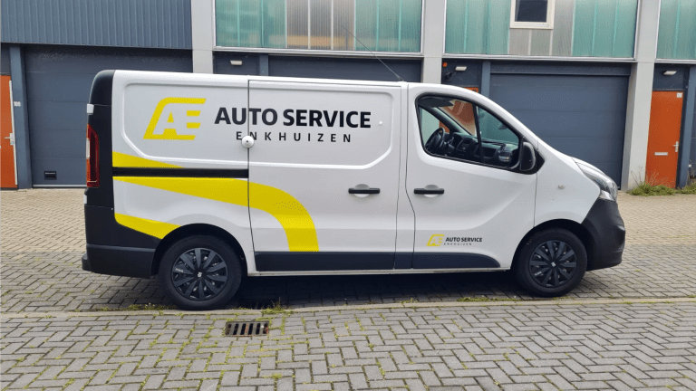 Beletterde bus van Auto Service Enkhuizen