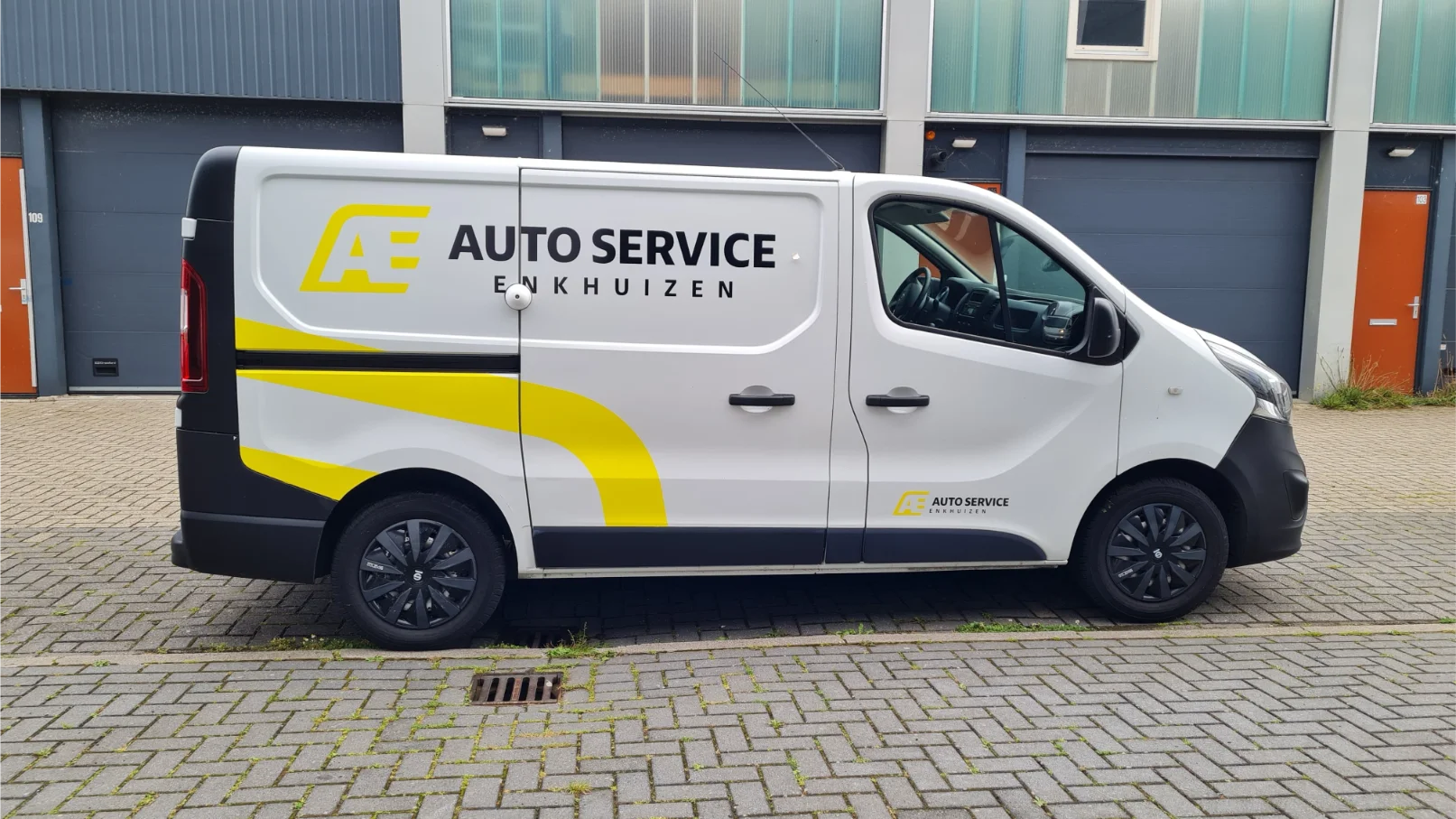 Autobelettering op een bus van Auto Service Enkhuizen