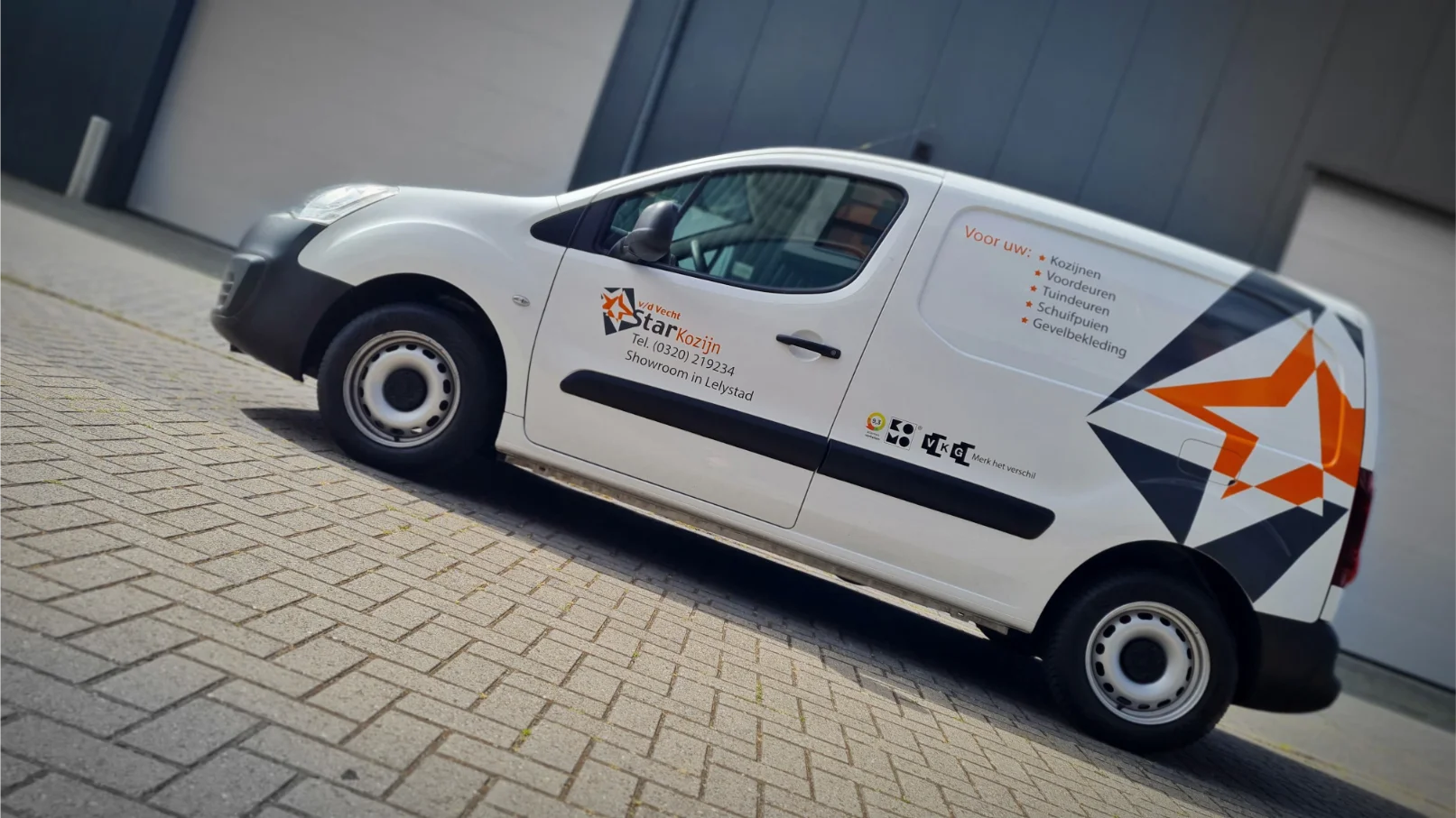 Bestelbus met logo en contactgegevens