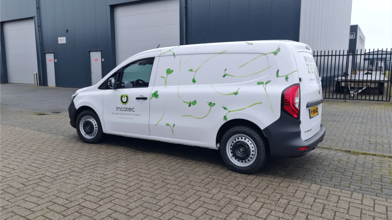 Beletterde bestelbus uit het wagenpark van Incotec