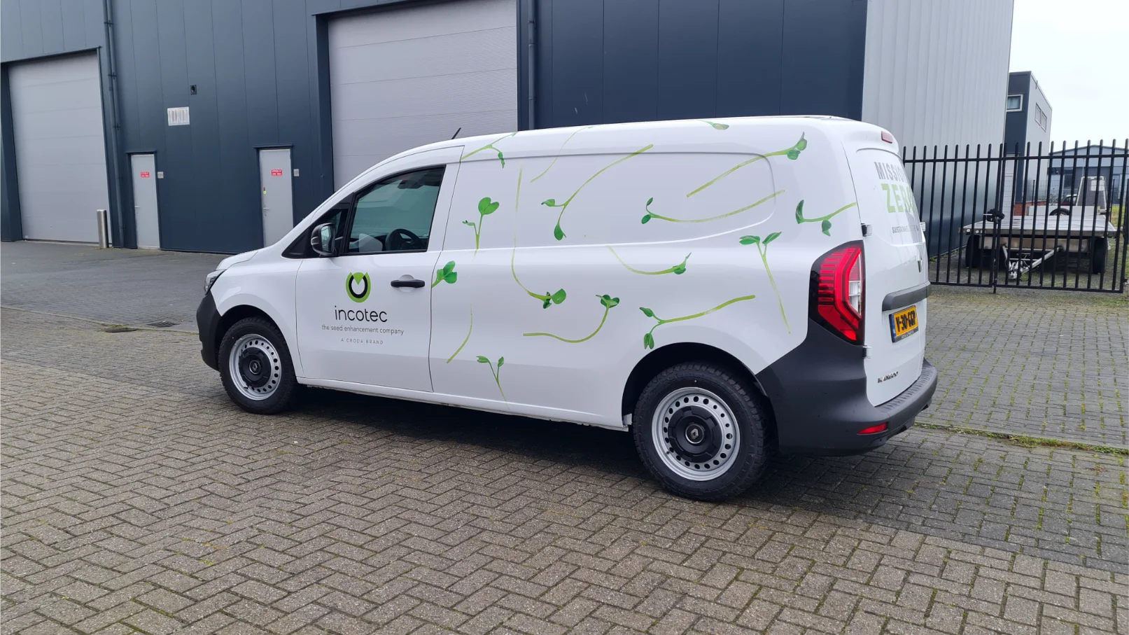 Beletterde bestelbus uit het wagenpark van Incotec