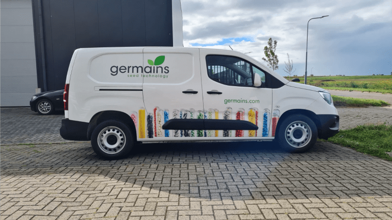 Opvallend bestickerde bestelbus