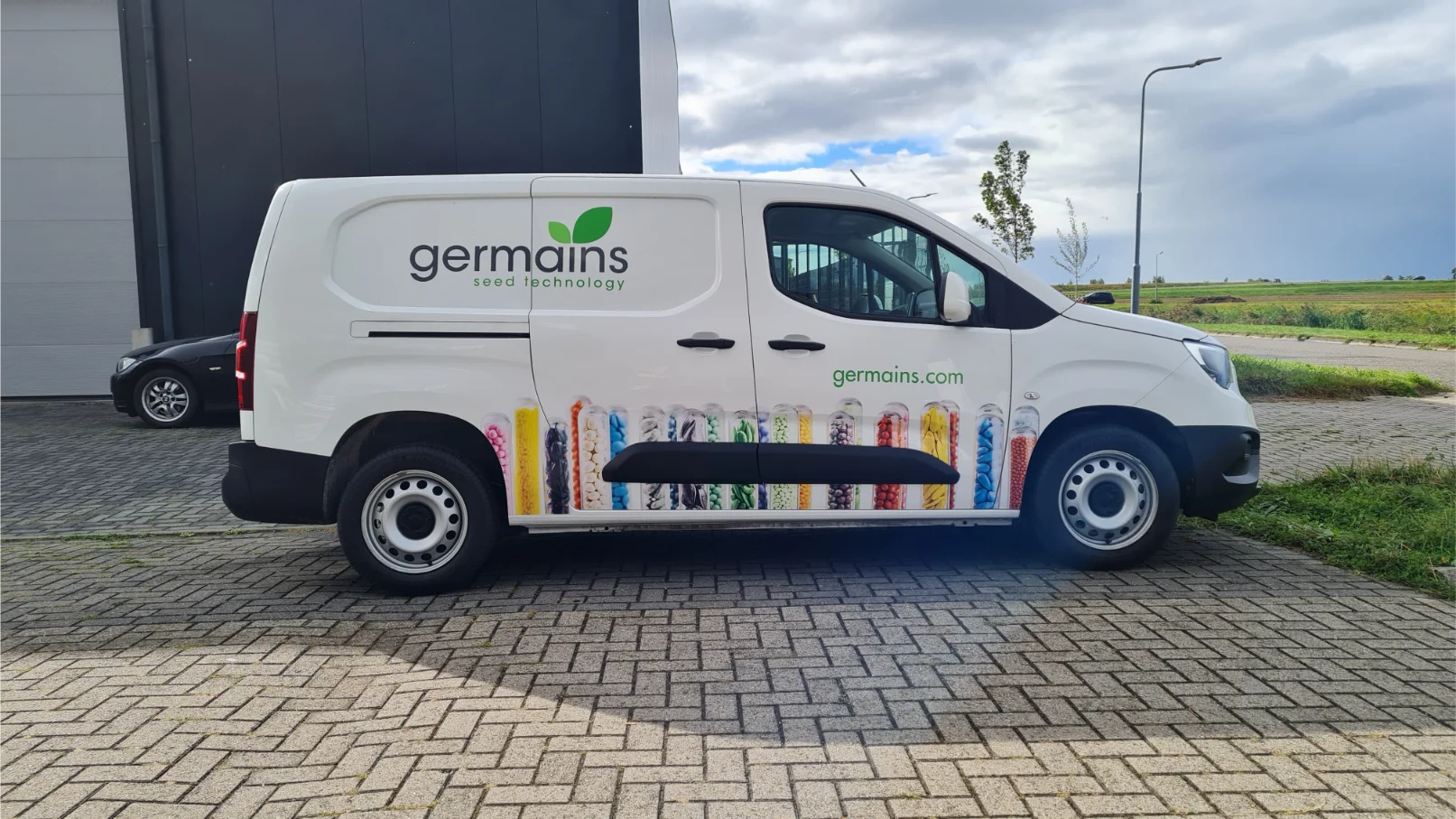 Bestelbus laten bestickeren - Autobelettering Sign Company