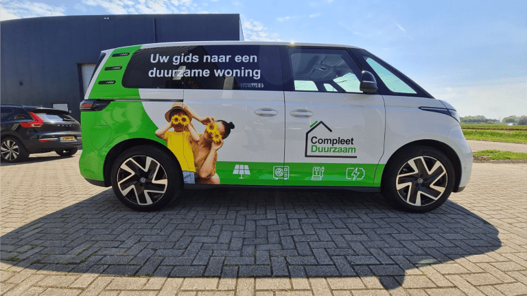 Compleet beletterde bedrijfsbus met duurzame folie
